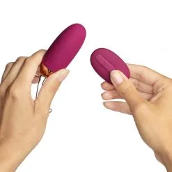 Svakom Elva Fjernstyrt Vibratoregg 11 Svakom Elva Fjernstyrt Vibratoregg -Par Sexleketøy butikk 16329 svakom elva fjernbetjent vibrator aeg 05 hand q100