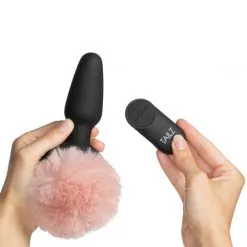 Tailz Bunny Tail Vibrerende Analplugg Med Fjernkontroll 14 Tailz Bunny Tail Vibrerende Analplugg Med Fjernkontroll -Par Sexleketøy butikk 22507 tailz bunny tail vibrerende anal plug med fjernbetjening 06 hand q100