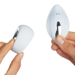 Sinful Sweet Sensations Lyseblå Fjernstyrt Klitorisvibrator 17 Sinful Sweet Sensations Lyseblå Fjernstyrt Klitorisvibrator -Par Sexleketøy butikk 26921 sinful sweet sensations light blue remote controlled clitoral vibrator 51 hand q100