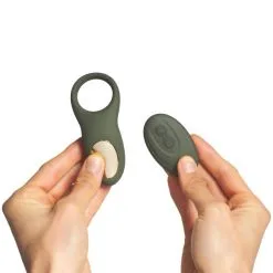 Sinful Love Buzz Militærgrønn Fjernstyrt Par Ring 13 Sinful Love Buzz Militærgrønn Fjernstyrt Par Ring -Par Sexleketøy butikk 26999 sinful love buzz vibrerende penis ring opladelig og fjernbetjent army 51 hand q100